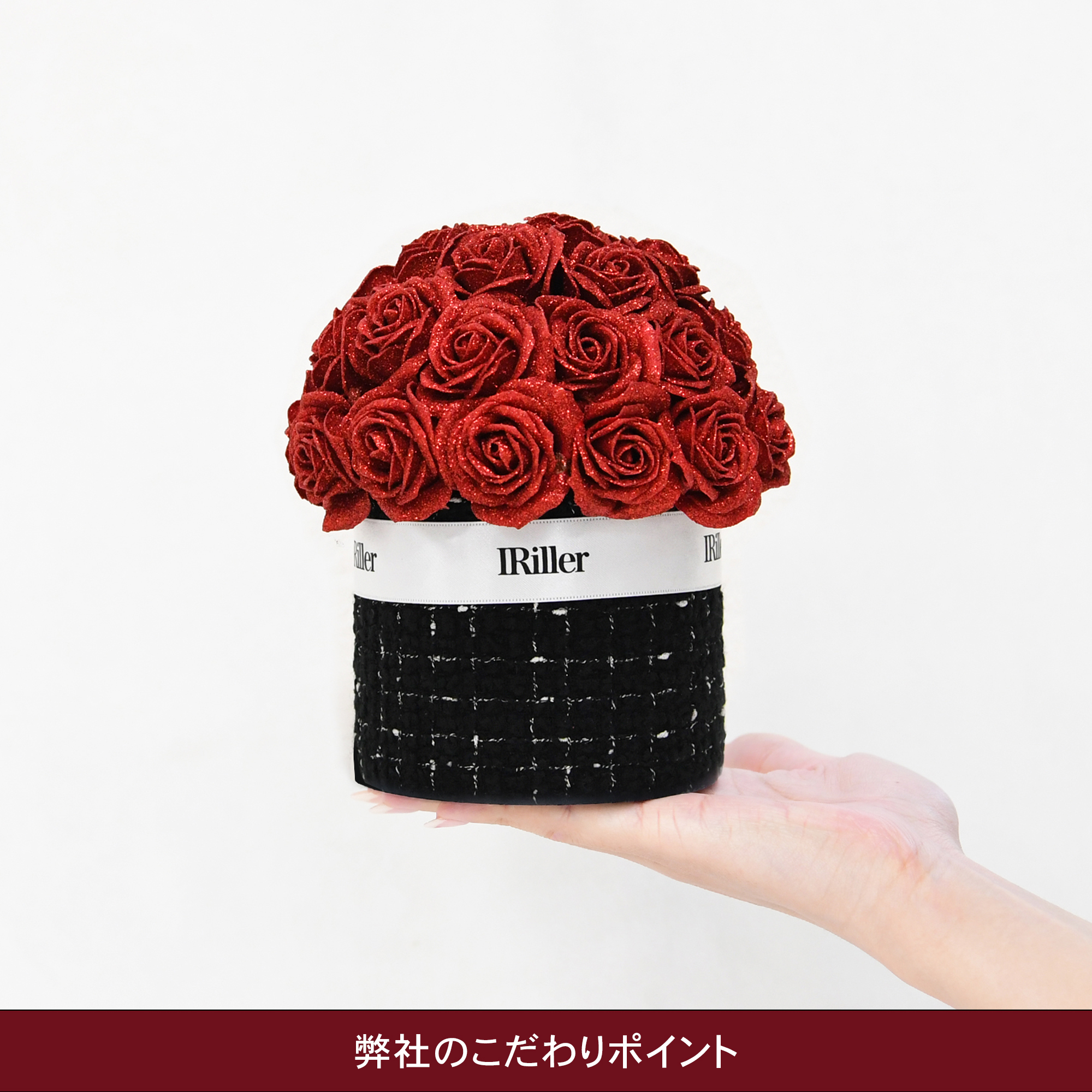 手のひらに乗るアイリエのグリッターローズブーケ
